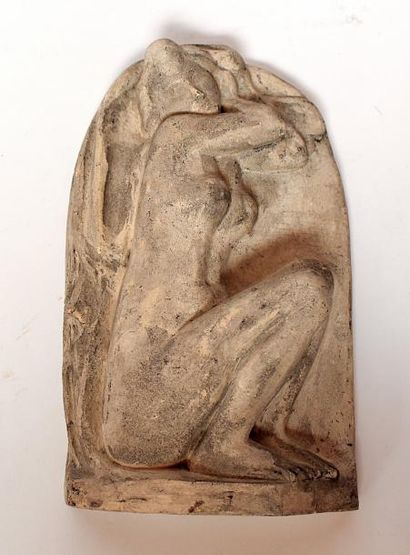 null Marcel GILI (1914-1993). Bas relief en terre cuite figurant une femme nue accroupie....