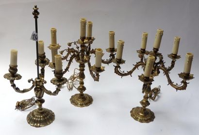 null Paire de CANDELABRES en bronze doré à six lumières. On y joint un bougeoir monté...