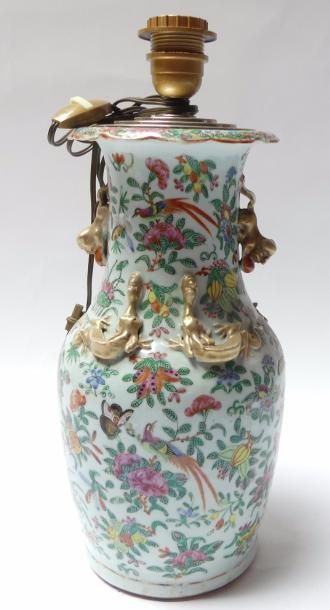 null VASE en porcelaine de Canton à décor d'oiseaux et fleurs monté en lampe. XI...