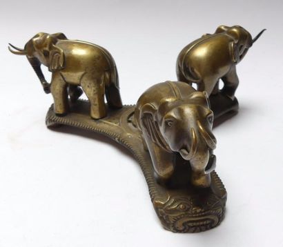 null SOCLE en bronze figurant trois éléphants (manque une défense). Travail Chin...