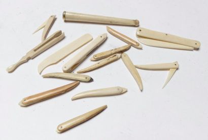 null Lot d'objets en ivoire dont couteau miniature, fume cigarette et divers. 