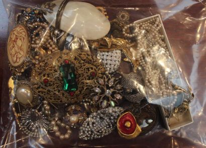 null Lot de bijoux fantaisie, colliers de perles, strass, boite à chapelets, et divers....