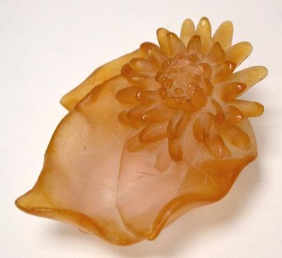 null DAUM, France. VIDE-POCHES chrysanthème en pâte de verre couleur ambrée, signée....
