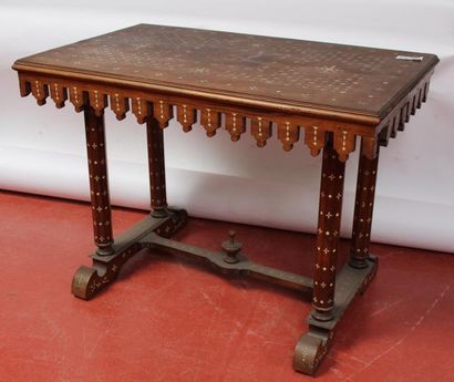 null TABLE style syrienne en bois incrusté de nacre, travail européen fin XIXe. 