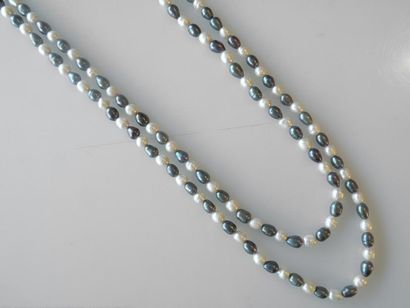 null SAUTOIR de perles blanches et grises de forme légèrement ovalisantes, lg: 110...