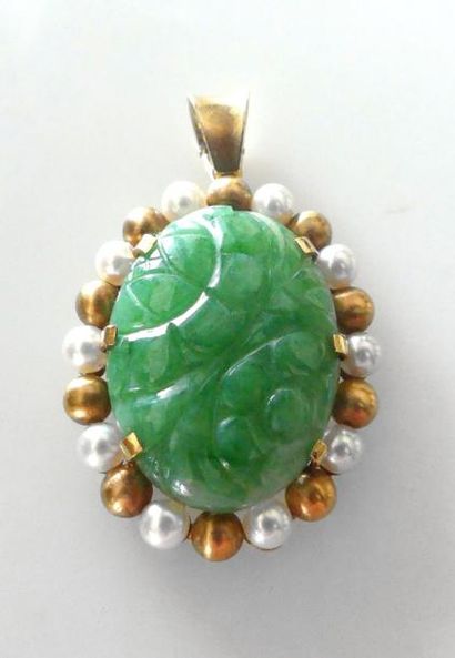 null PENDENTIF en jade à décor floral sculpté, dans un entourage de perles et perles...