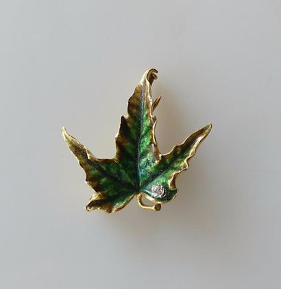 null BROCHE Feuille de lierre, en or jaune émaillé vert, rehaussée d'un diamant....