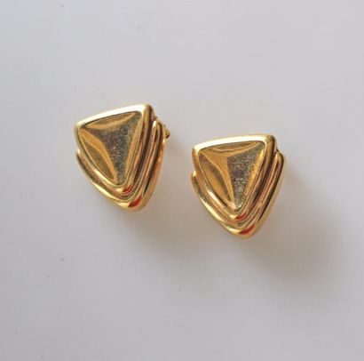 null Paire de CLIPS d'oreilles en or jaune uni de forme triangulaire.