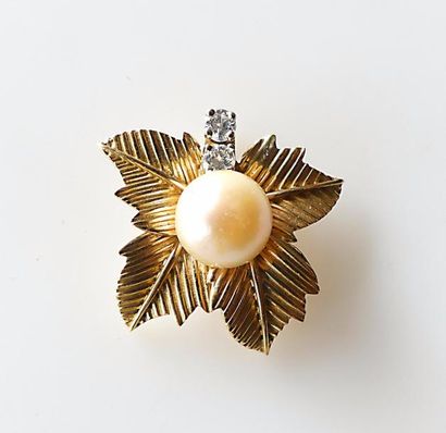 null PENDENTIF en or jaune à décor de feuilles de lierre, serti au centre d'une perle...