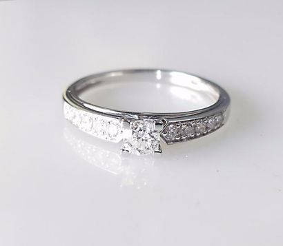 null BAGUE en or blanc, dite "solitaire accompagné", serti d'un diamant principal...