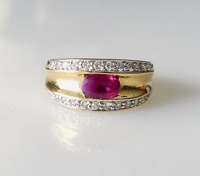 null BAGUE anneau en or jaune sertie d'un rubis ovale facetté souligné de deux lignes...