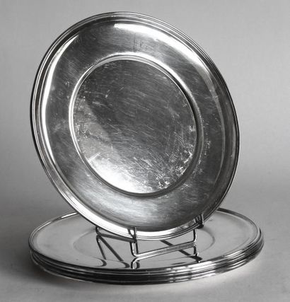 null Suite de six ASSIETTES en argent, de forme ronde et plate, unies, le bord ourlé.Travail...