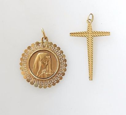 null LOT comprenant: MEDAILLE en or jaune ornée de la Vierge, l'entourage ajouré,...