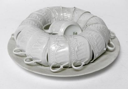 null Jean DECLOQUEMENT (XXème). Tasses sur assiette, porcelaine. D. 30 cm. 