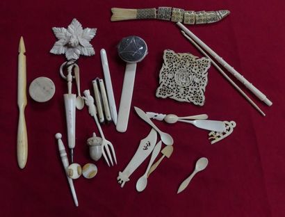 null Lot d'objets divers en ivoire et composition, comprenant une broche, un pendentif,...