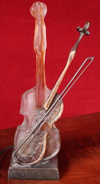 null Yves LOHE (1947). LAMPE figurant un violon et son archet en bronze et résin...