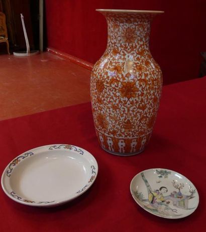 null Un vase (percé pour l'électricité), une assiette et une coupelle, Chine. 