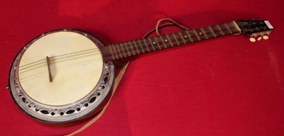 null PAUL BEUSCHER à PARIS, Banjo à six cordes (manques), porte une étiquette. 