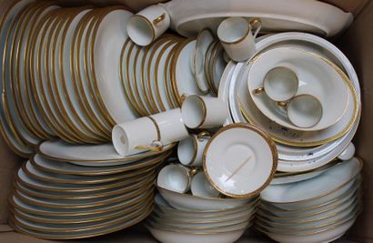 null *Ancienne fabrique royale de Limoges. Service de vaisselle en porcelaine blanche,...