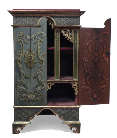 null Belle ARMOIRE peinte, les deux portes, le dormant termine? en arcade, orne?es...