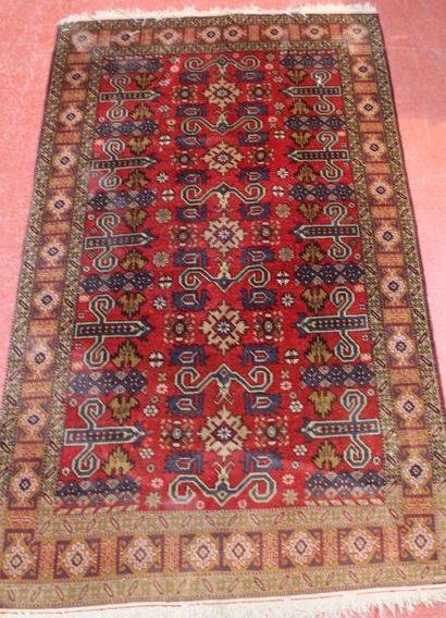 null Fin TAPIS ˆ fond rouge 182 x 110 cm