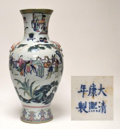 null CHINE - Fin du XIXe sie?cle VASE de forme balustre en porcelaine de?core?e en...