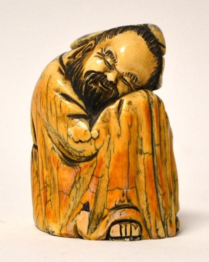 null SAGE assis endormi en ivoire sculpté. Chine fin XIXe. H. 10 cm