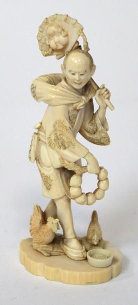 null OKIMONO en ivoire sculpté, homme à l'éventail, deux poules à ses pieds. Japon,...