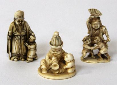 null Lot de trois petits SUJETS en ivoire sculpté, homme jouant avec des singes,...