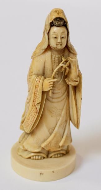 null SUJET en ivoire sculpté, Kannon tenant un rameau et un vase. Japon, XIXe. Socle...