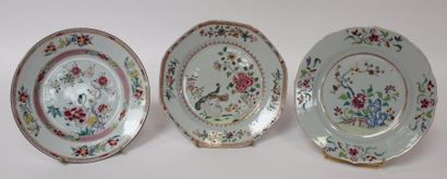 null Lot de trois ASSIETTES en porcelaine de la Compagnie des Indes, à décor floral,...