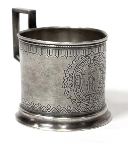 null MONTURE de tasse en argent. Moscou, 1889. H. 8 cm. D. 7cm. Poids 120 g.