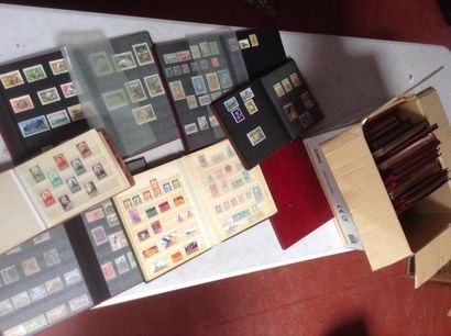 null TOUS PAYS : 21 albums de timbres neufs et oblitérés, dont certains vides.