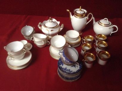 null Ensemble de porcelaines blanches et dorées, et quelques tasses porcelaine de...