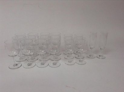 null Baccarat, modèle Sévigné. Douze verre à eau, six verres à vin, deux flûtes.