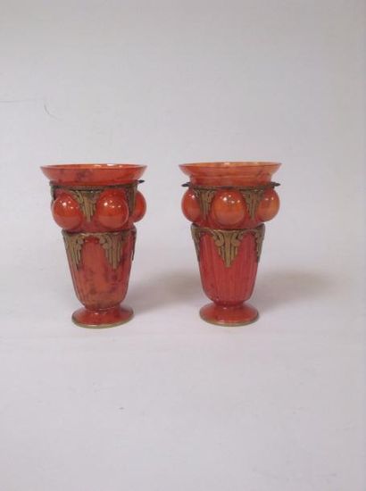 null Paire de vases en verre marmoréen orangé, ornementation en application de laiton,...