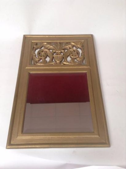null Miroir en bois stuqué doré, à décor d'une corbeille feuillagée.