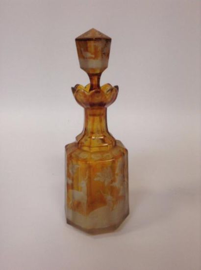 null Carafe en cristal ambré de Bohème, à décor cynégétique (infimes éclats).