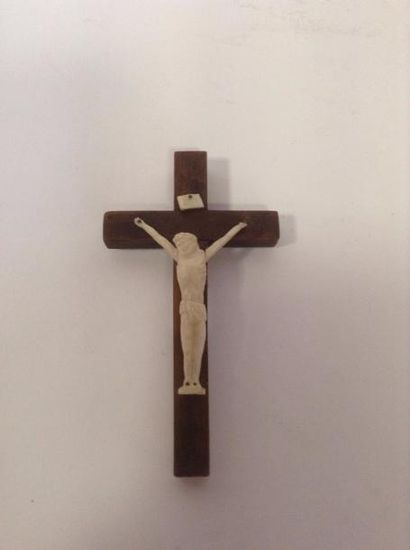 null Petit Christ en ivoire. 5,5 cm (manque).