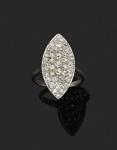 null BAGUE marquise en platine, le chaton pavé de diamants taille ancienne. Poids...