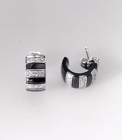 null Paire de BOUCLES d'oreilles en céramique noire et diamants sertis sur or blanc....