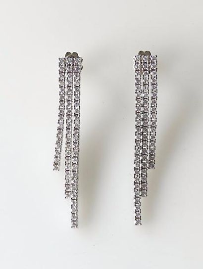 null Paire de PENDANTS d'oreilles en or gris formés de trois lignes de diamants en...