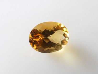 null CITRINE ovale taillée en briollette. Poids 6,5 cts env.