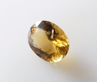 null CITRINE ovale taillée à opans. Poids 8,5 cts env.