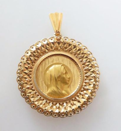 null Belle MEDAILLE en or jaune figurant la Vierge, dans un entourage ajouré. Poids...