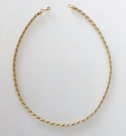 null COLLIER en or jaune maille torse entrelacée d'une chainette d'or blanc. Poids...