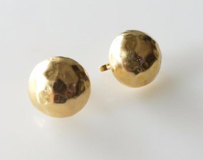 null Paire de MOTIFS d'oreilles en or jaune, demi-sphéres martelées. Poids 8,8 g