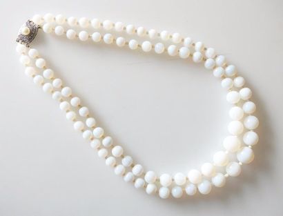 null COLLIER composé de deux rangs de perles de calcédoine blanche, le fermoir en...