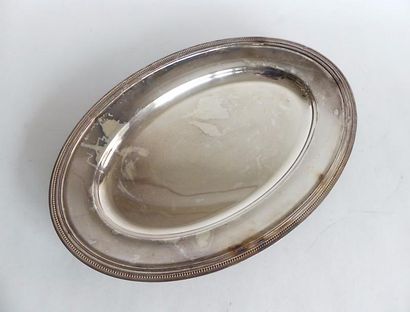 null PLAT ovale en métal argenté, le bord à décor de rang de perles. L. 45 cm
