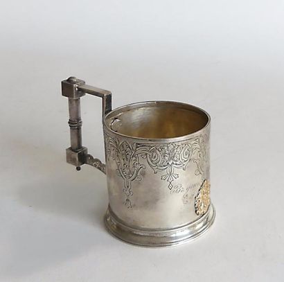 null TASSE en argent à décor finement gravé de lambrequins feuillagés, orné en application...